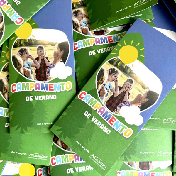 Folletos amontonados del Campamento de Verano NF